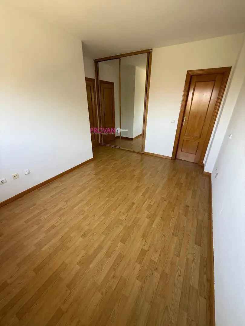 Habitación de Casa adosada en venta en Galápagos con Calefacción y Jardín privado