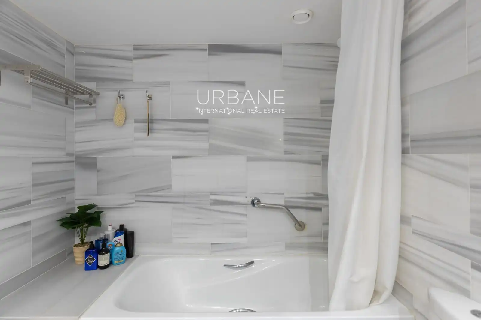 Baño de Ático de alquiler en Barcelona con Aire acondicionado, Calefacción y Amueblado