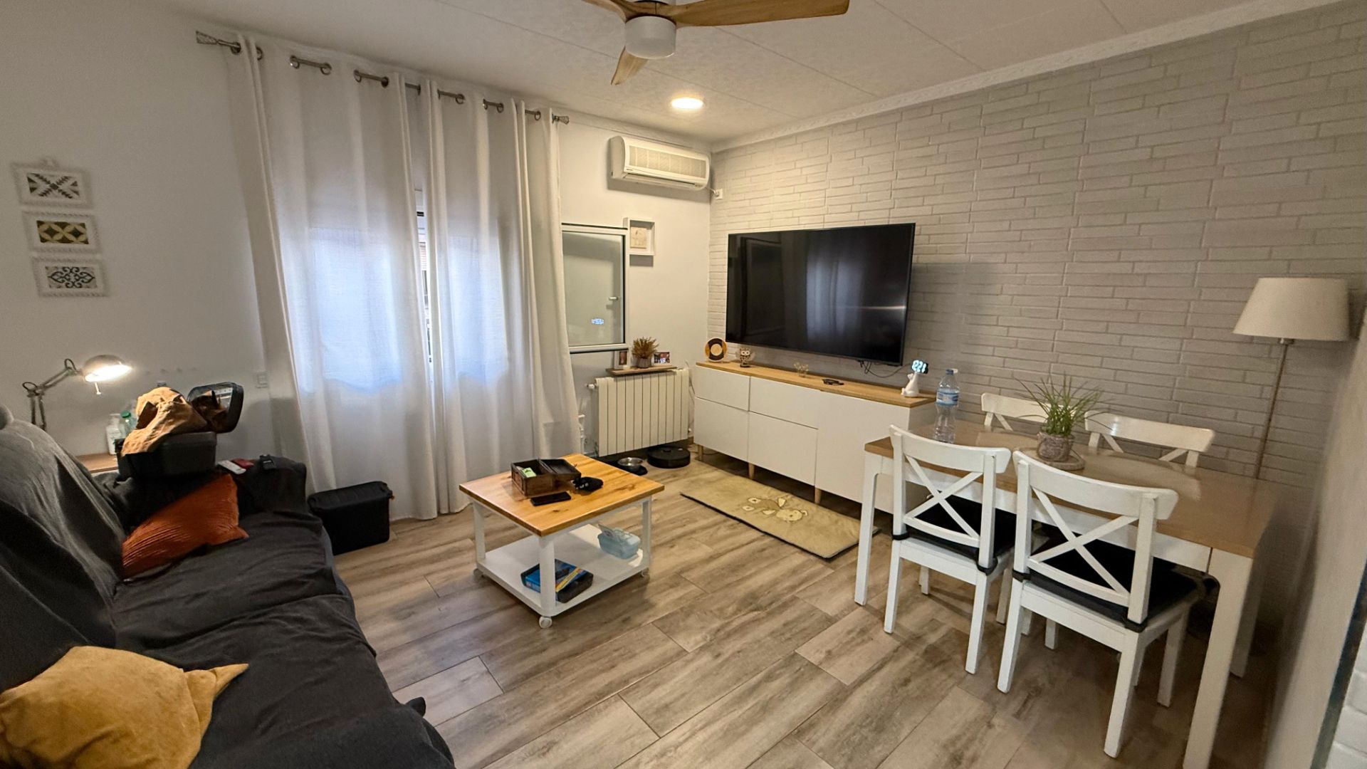 Living room of Flat for sale in Sant Joan Despí  with Air Conditioner, Heating and Parquet flooring