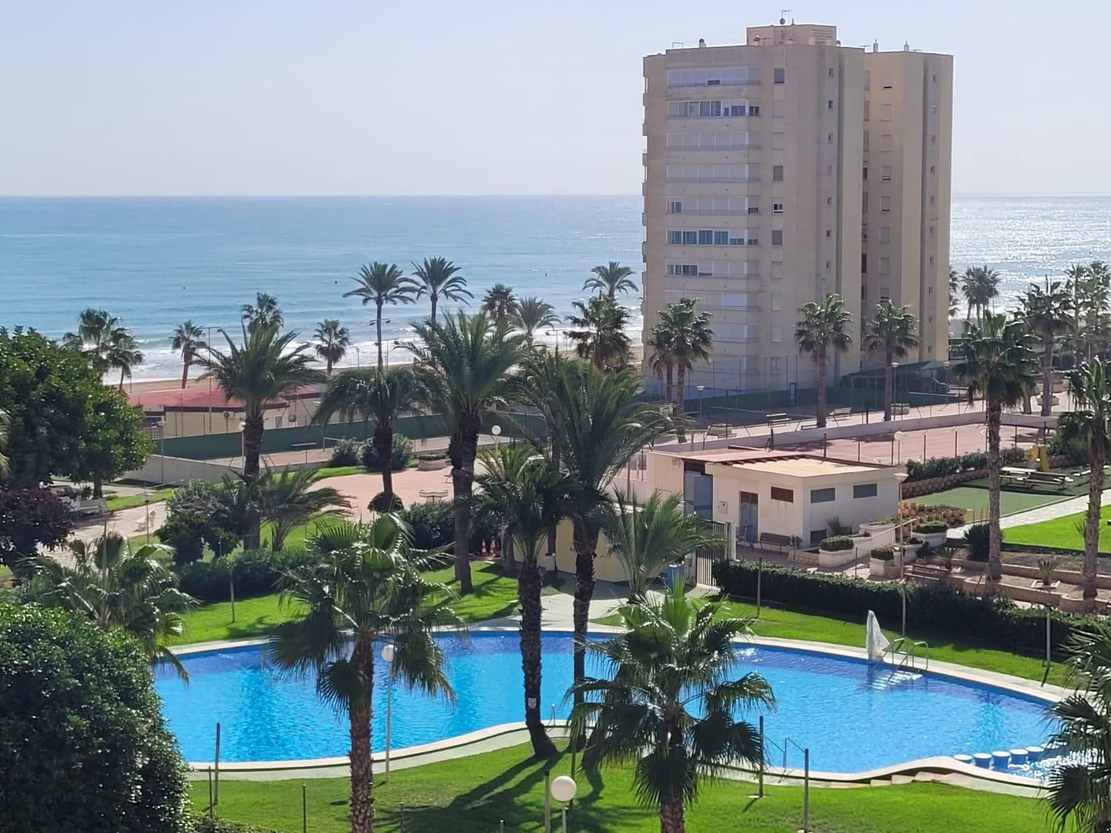 Piscina de Apartament en venda en Alicante / Alacant amb Aire condicionat, Calefacció i Jardí privat