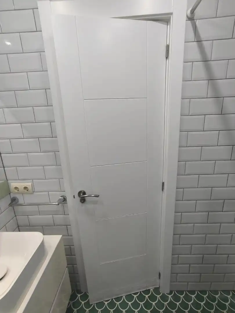 Baño de Estudio de alquiler en Estepona con Aire acondicionado, Calefacción y Jardín privado