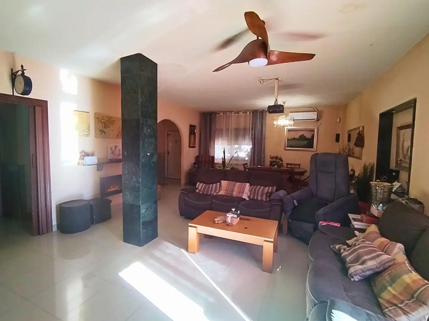 Sala de estar de Casa o chalet en venta en Campo Real con Aire acondicionado, Calefacción y Jardín privado