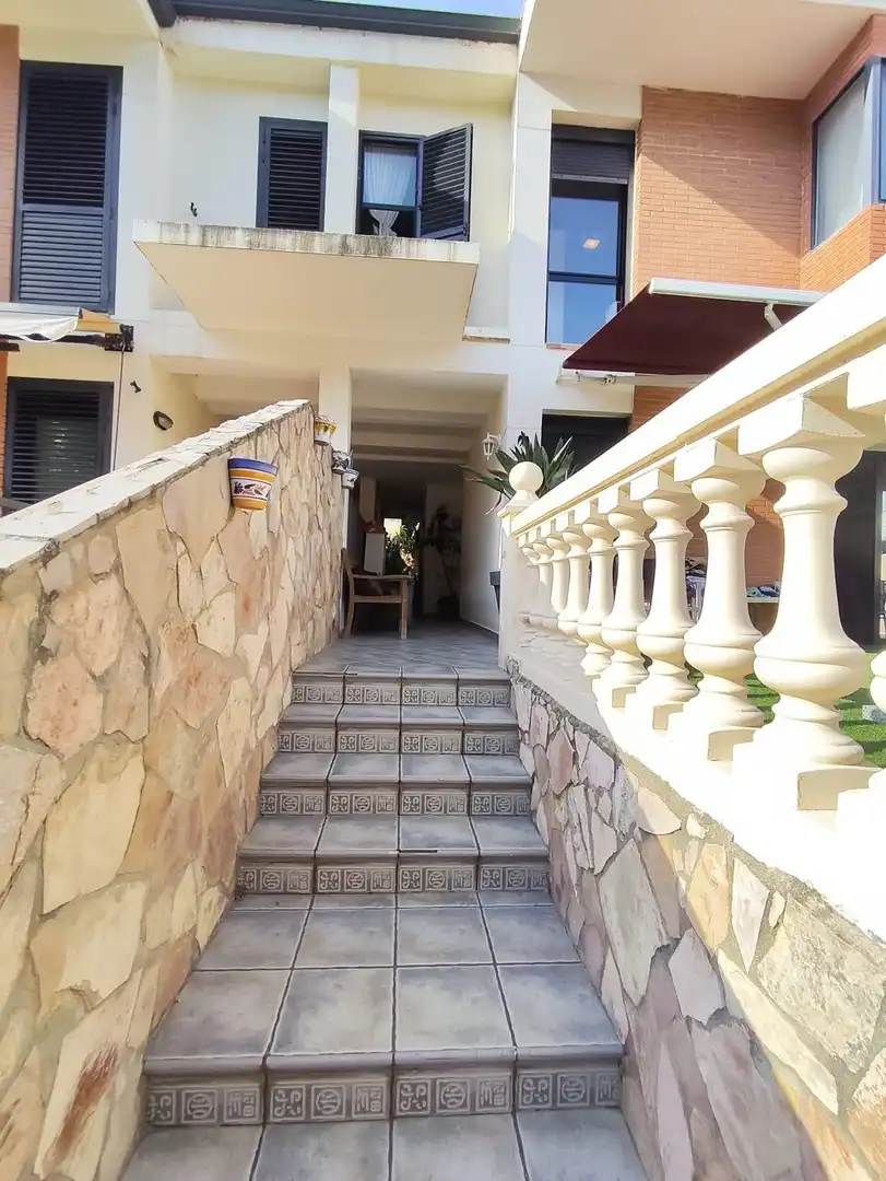 Casa adosada en venda en Torrent amb Aire condicionat, Jardí privat i Terrassa