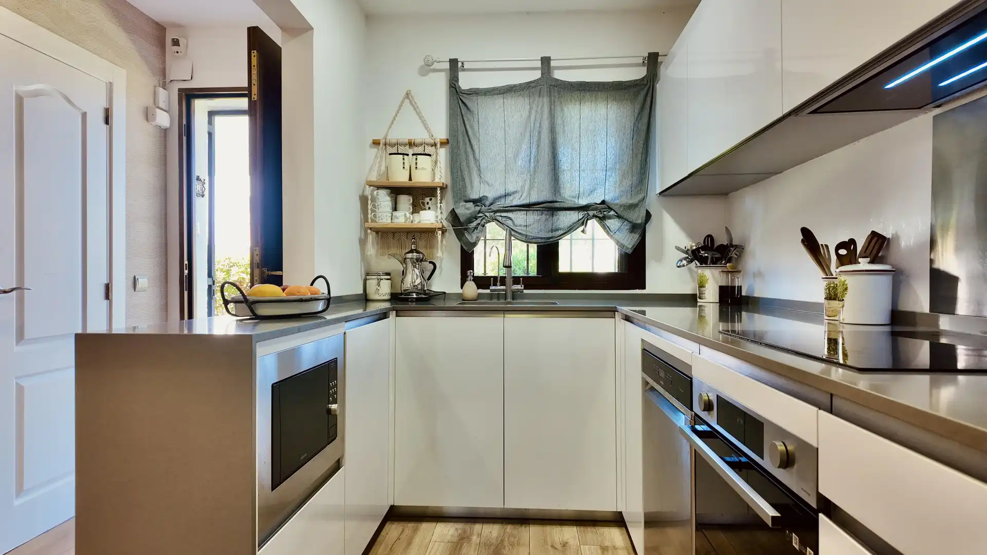 Cocina de Casa adosada en venta en Marbella con Jardín privado, Alarma y Piscina comunitaria