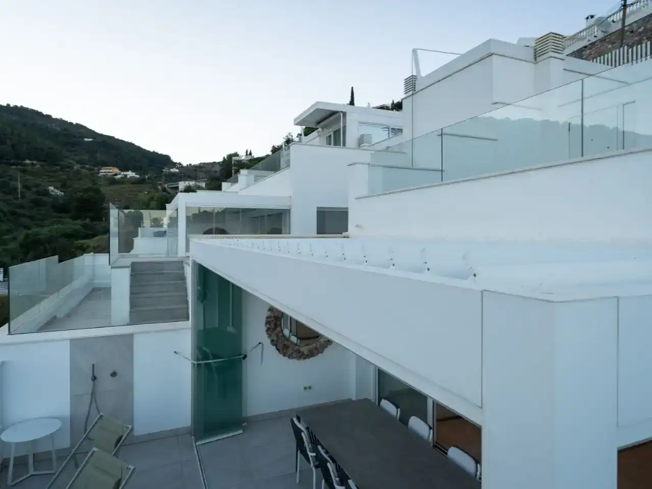 Vista exterior de Casa adosada en venda en Almuñécar amb Aire condicionat, Piscina i Balcó