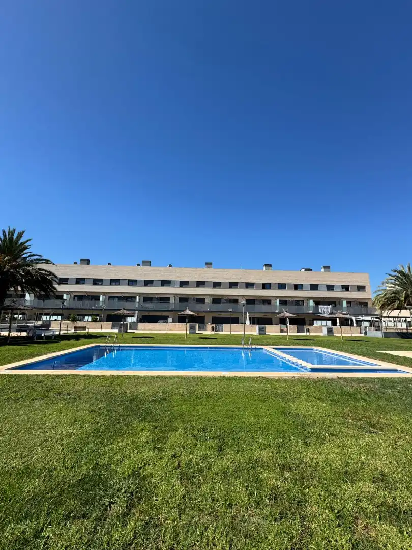 Vista exterior de Casa adosada en venda en La Pobla de Farnals amb Aire condicionat, Calefacció i Jardí privat