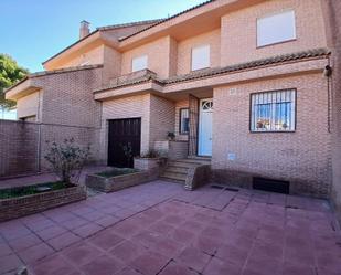 Vista exterior de Casa adosada de lloguer en Aldea del Fresno amb Calefacció, Jardí privat i Terrassa