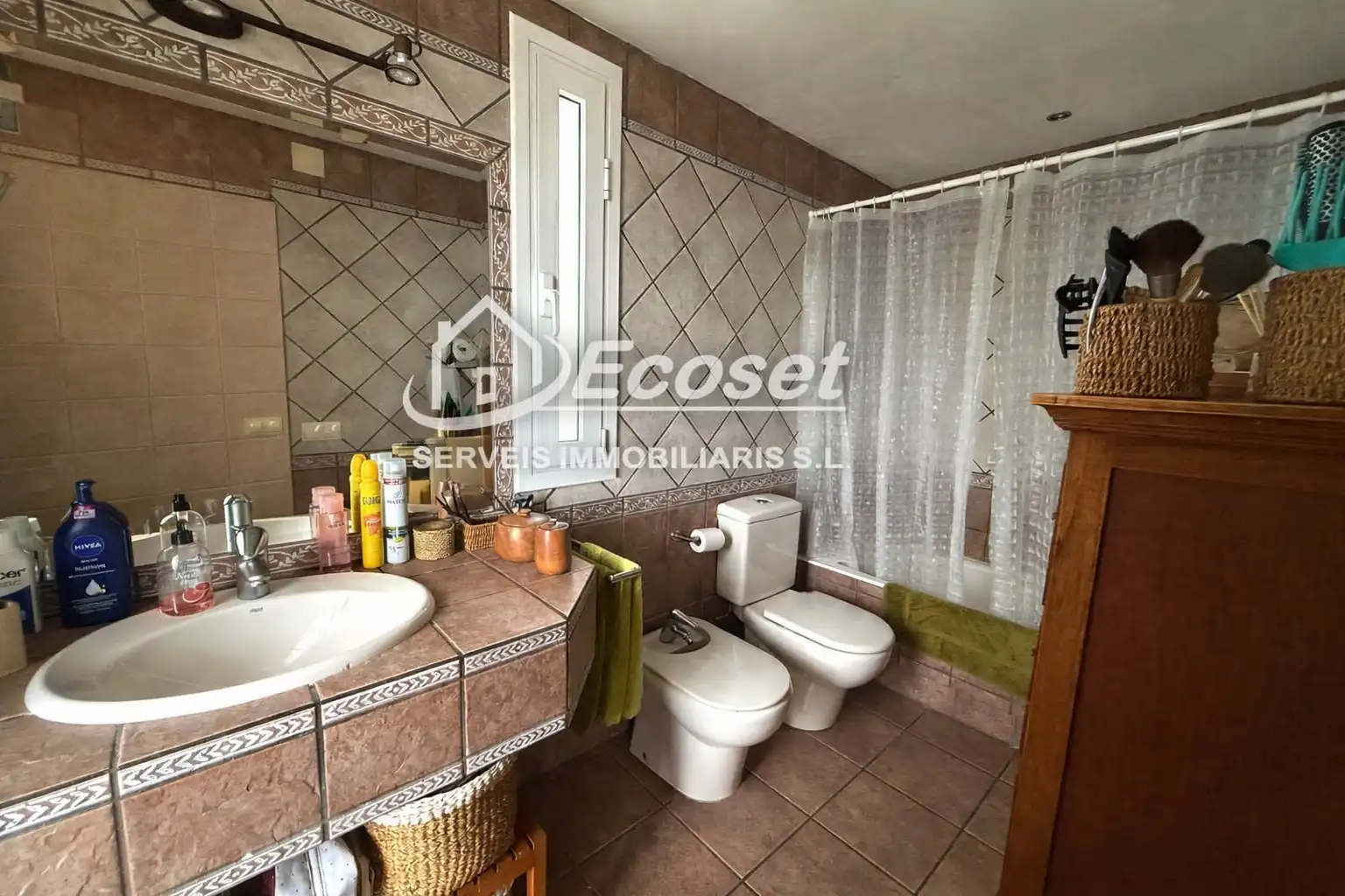 Badezimmer von Haus oder Chalet zum Verkauf in Vallirana mit Klimaanlage, Heizung und Privatgarten