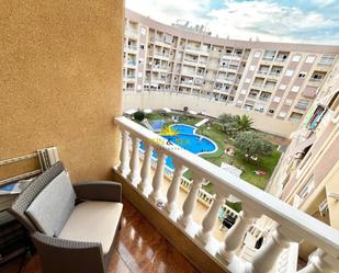 Terrassa de Apartament de lloguer en Torrevieja amb Aire condicionat, Piscina i Balcó