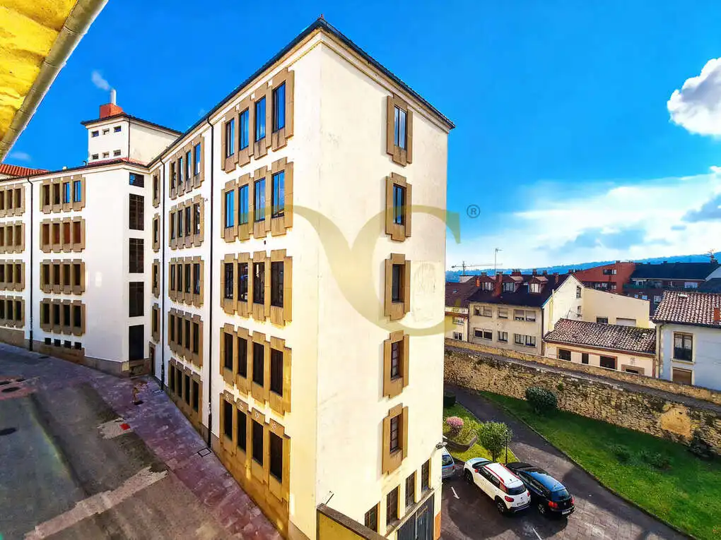 Vista exterior de Piso en venta en Oviedo  con Calefacción, Trastero y Amueblado
