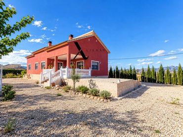 Casa con jardín en venta en CAZALLA