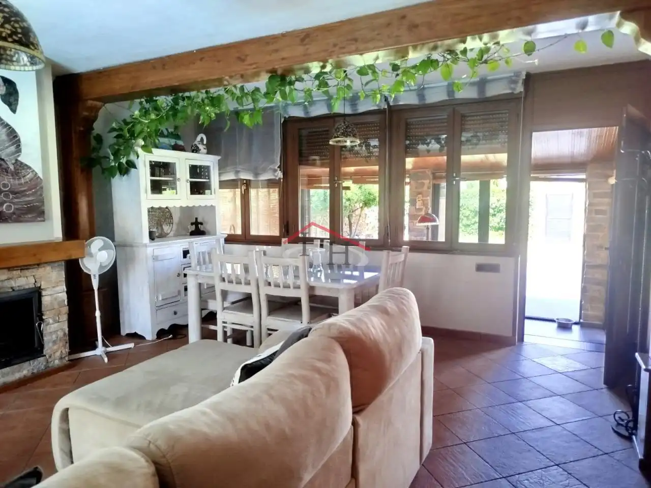 Sala d'estar de Casa o xalet en venda en Villadangos del Páramo amb Calefacció, Jardí privat i Piscina