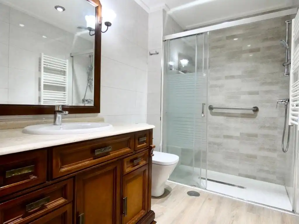 Bathroom of Flat for rent in Elche / Elx  with Air Conditioner, Parquet flooring and Storage room