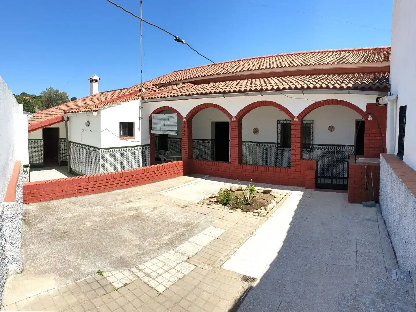 Vista exterior de Casa adosada en venda en El Campillo (Huelva) amb Traster i Moblat