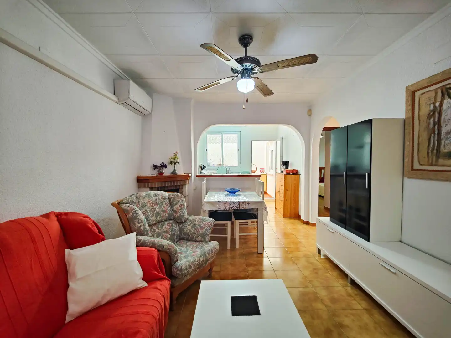 Sala de estar de Casa adosada de alquiler en Torrevieja con Aire acondicionado, Jardín privado y Terraza