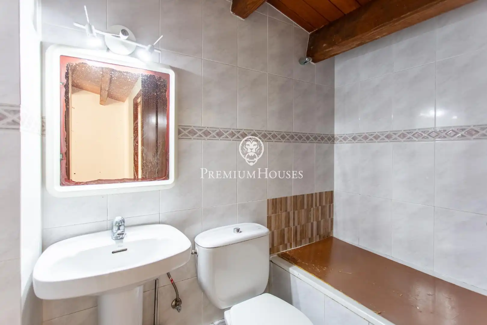 Badezimmer von Einfamilien-Reihenhaus zum Verkauf in Canet de Mar mit Klimaanlage, Heizung und Terrasse