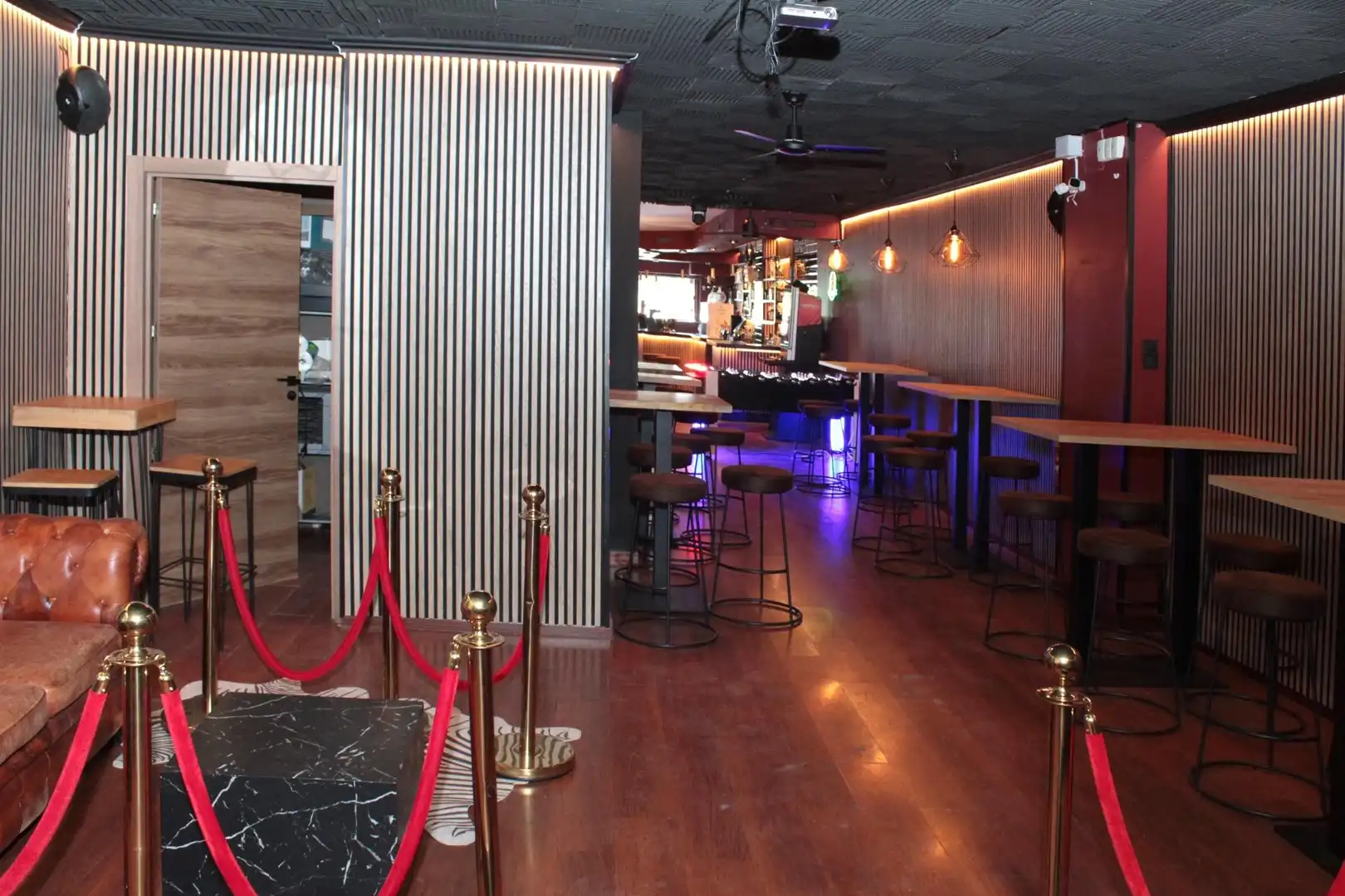 Commercial properties for rent in Calle Betis, Triana Casco Antiguo