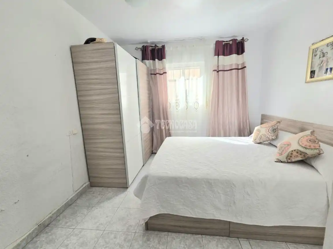 Habitación de Piso en venta en Almería con Calefacción
