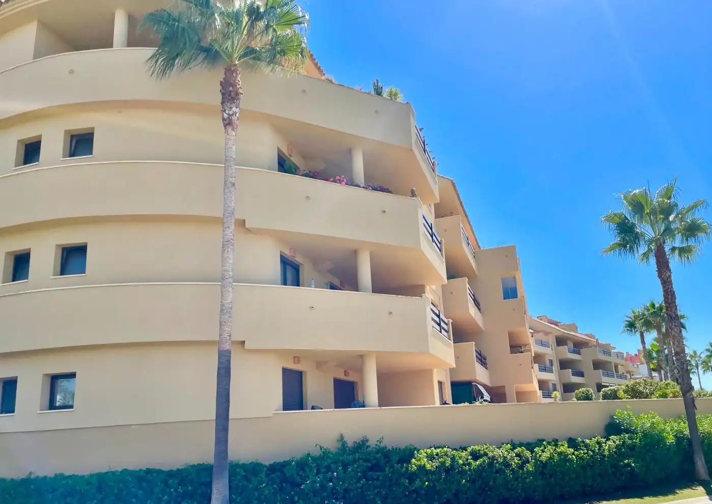 Außenansicht von Wohnung zur Miete in Sotogrande mit Klimaanlage, Terrasse und Möbliert