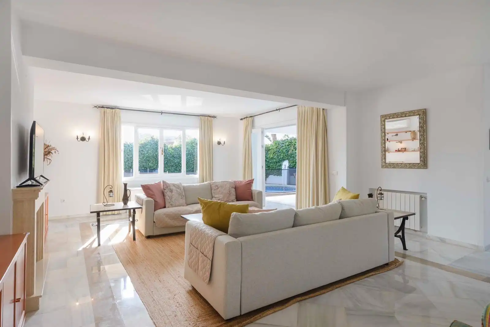 Sala d'estar de Casa o xalet de lloguer en Marbella amb Jardí privat, Terrassa i Piscina