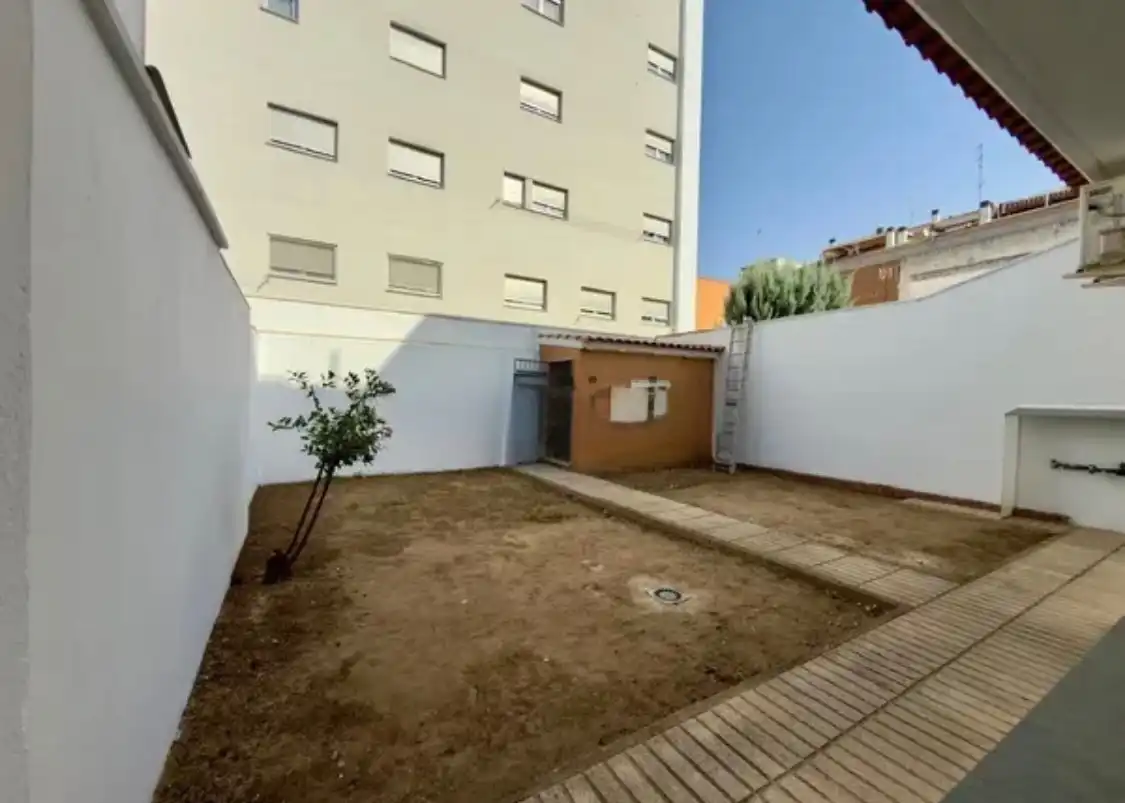 Aparcament de Casa o xalet en venda en Badajoz amb Aire condicionat, Jardí privat i Terrassa