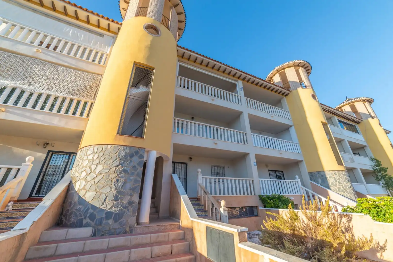 Vista exterior de Pis en venda en Orihuela amb Aire condicionat, Jardí privat i Terrassa