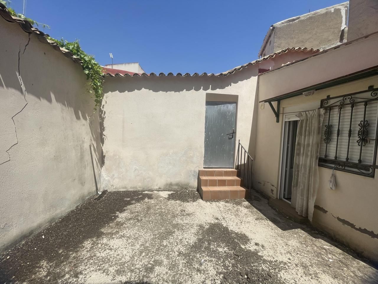 Vista exterior de Casa adosada en venda en Barajas de Melo amb Moblat