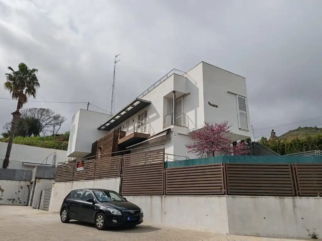 Vista exterior de Casa adosada en venda en Pineda de Mar amb Jardí privat, Parquet i Terrassa