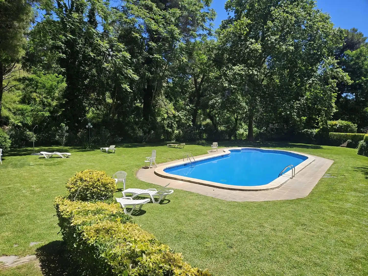 Schwimmbecken von Einfamilien-Reihenhaus zum Verkauf in Castell d'Aro, Platja d'Aro i s'Agaró mit Klimaanlage, Heizung und Terrasse