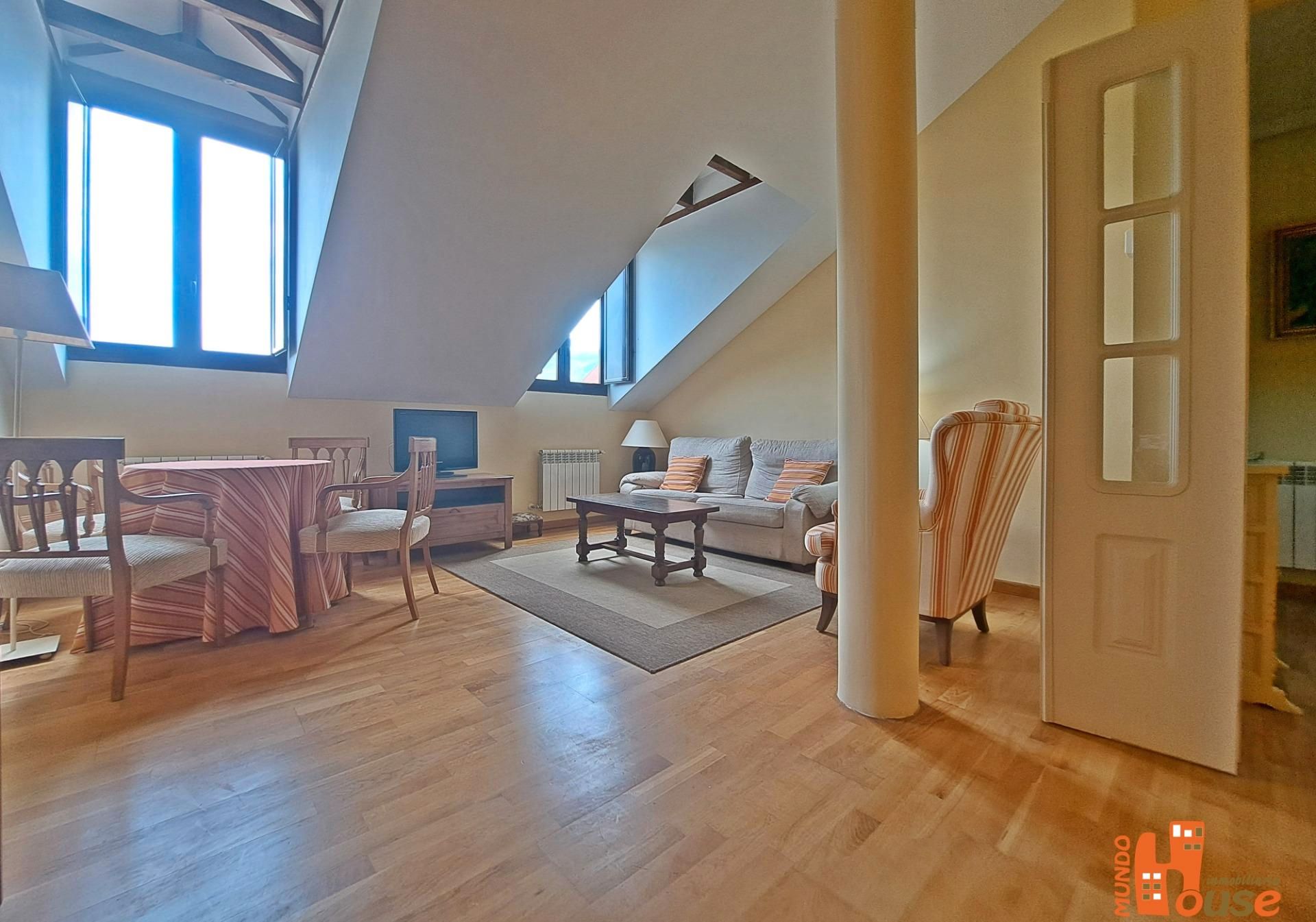 Sala d'estar de Àtic de lloguer en Real Sitio de San Ildefonso amb Calefacció, Moblat i Piscina comunitària