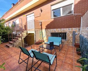 Terrassa de Casa adosada en venda en Villamediana de Iregua amb Aire condicionat, Calefacció i Jardí privat