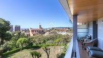 Vista exterior de Pis en venda en Esplugues de Llobregat amb Aire condicionat, Terrassa i Piscina