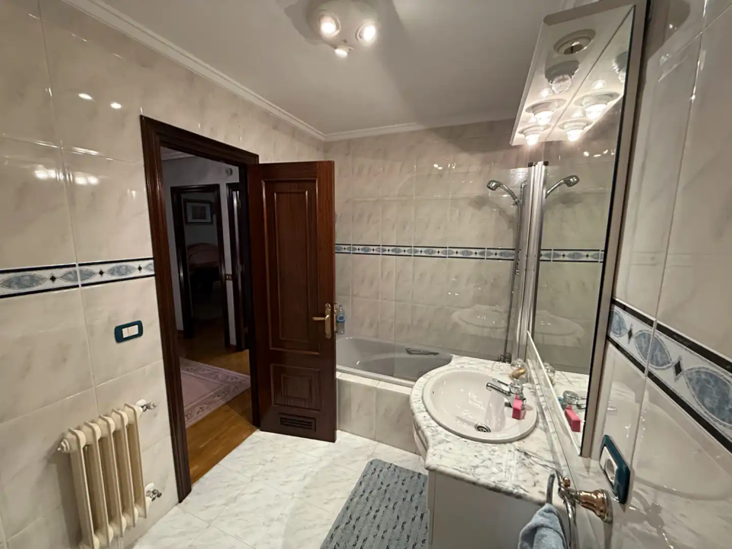 Baño de Casa adosada en venta en Oviedo  con Calefacción, Jardín privado y Parquet