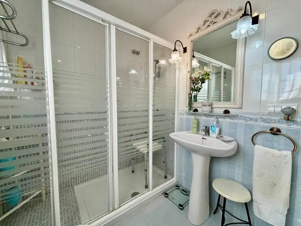 Baño de Casa adosada de alquiler en Málaga con Aire acondicionado, Jardín privado y Amueblado