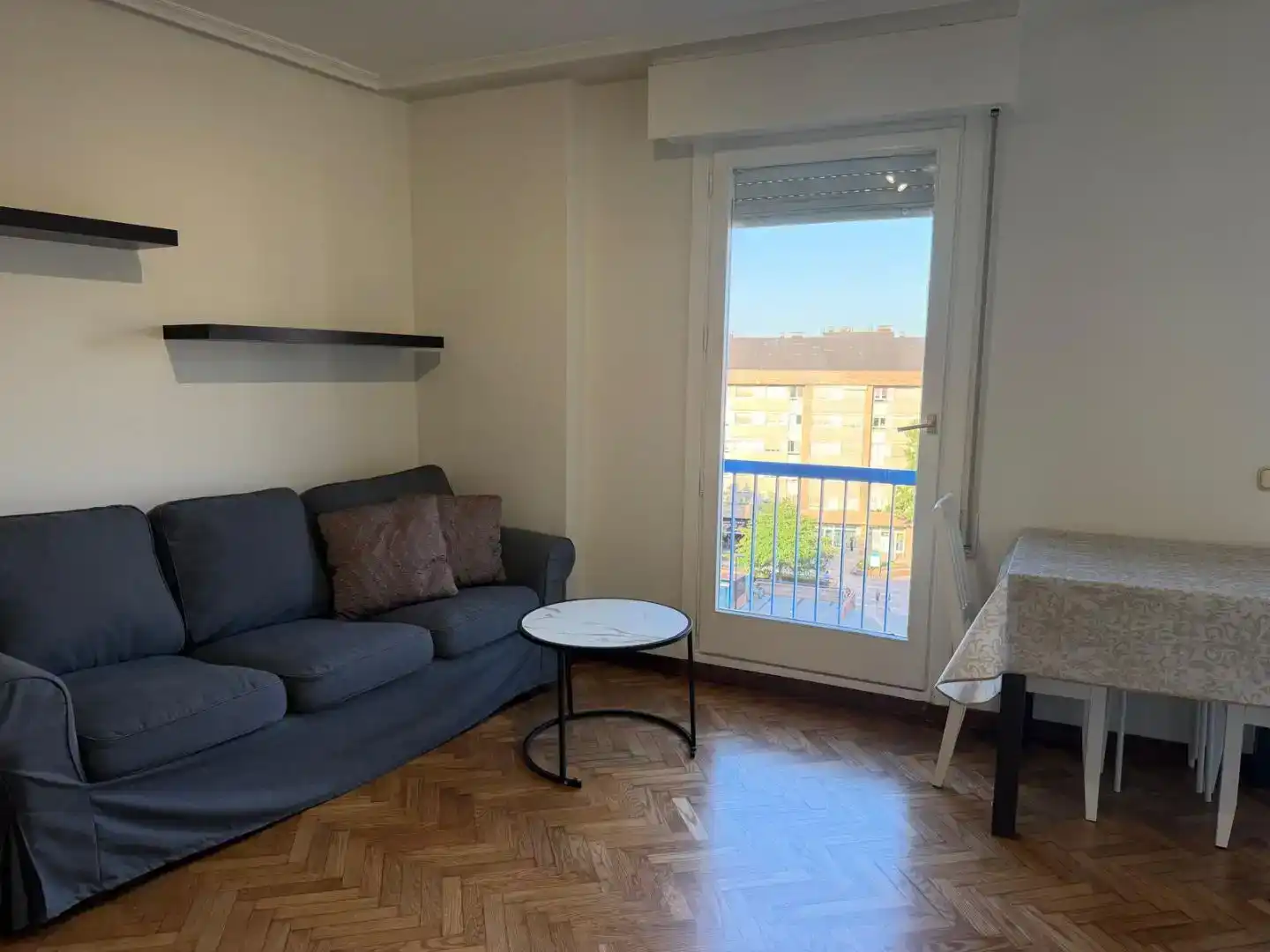 Sala d'estar de Pis de lloguer en Oviedo  amb Parquet, Traster i Moblat