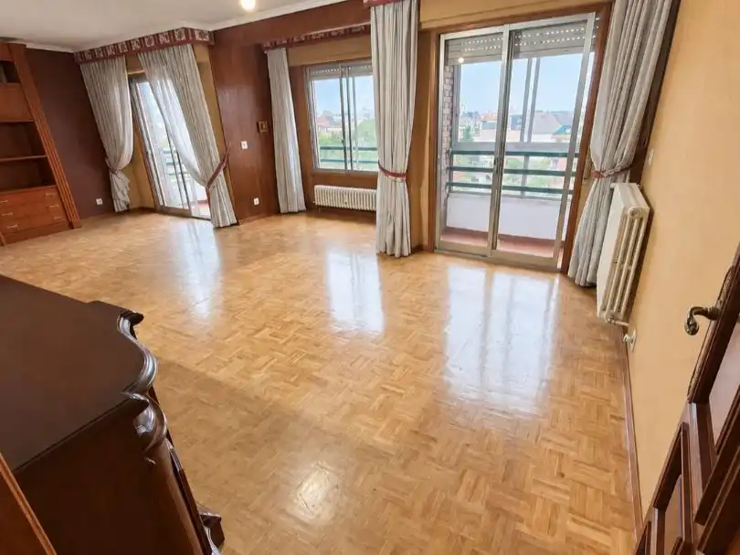 Sala d'estar de Pis en venda en León Capital  amb Terrassa i Balcó