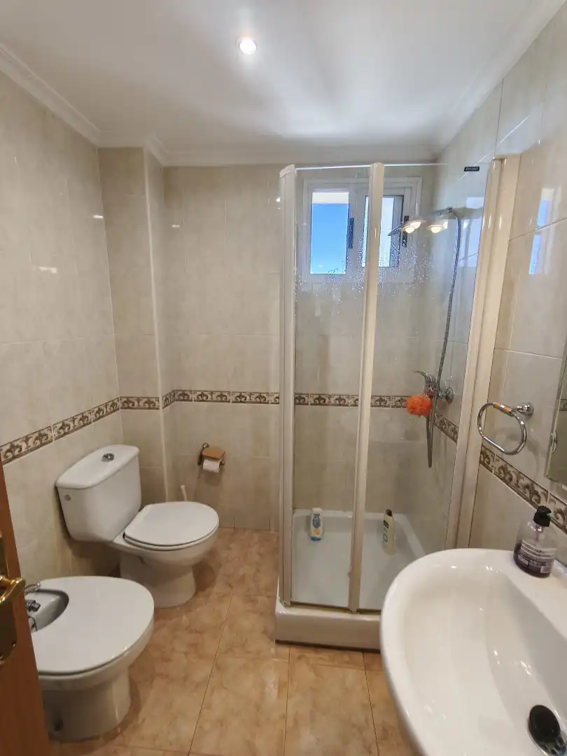 Badezimmer von Wohnung zur Miete in Sevilla mit Klimaanlage, Heizung und Terrasse