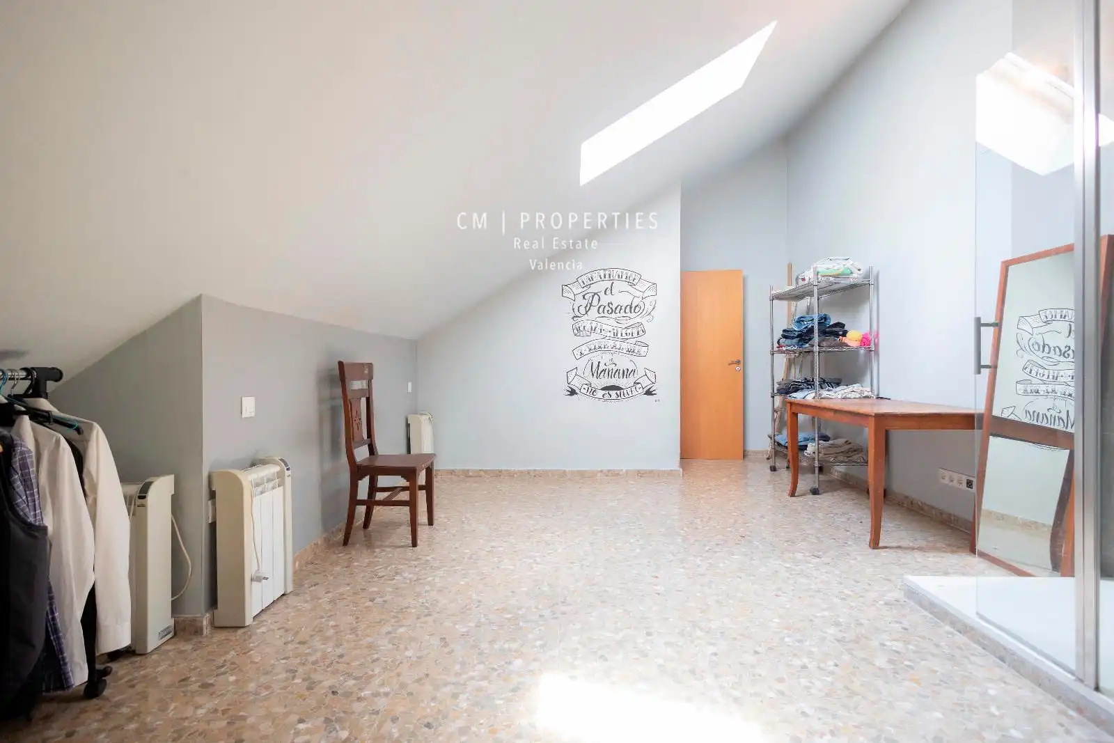 Habitación de Dúplex en venta en Valencia con Aire acondicionado, Terraza y Trastero