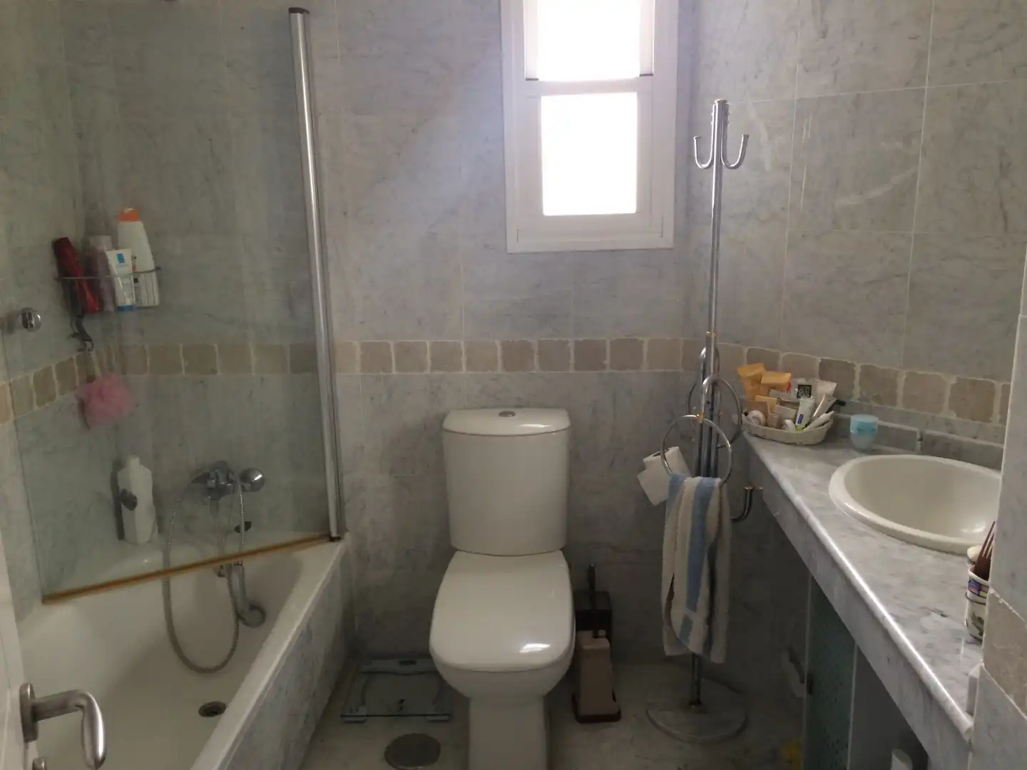 Badezimmer von Dachboden zur Miete in Marbella mit Klimaanlage und Terrasse