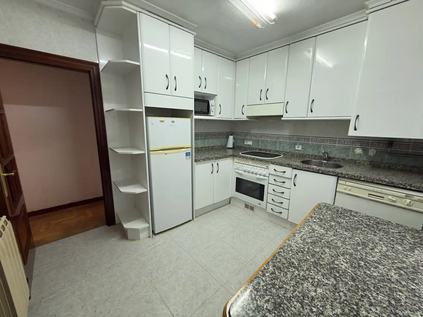 Cuina de Pis en venda en Gijón  amb Calefacció, Parquet i Terrassa
