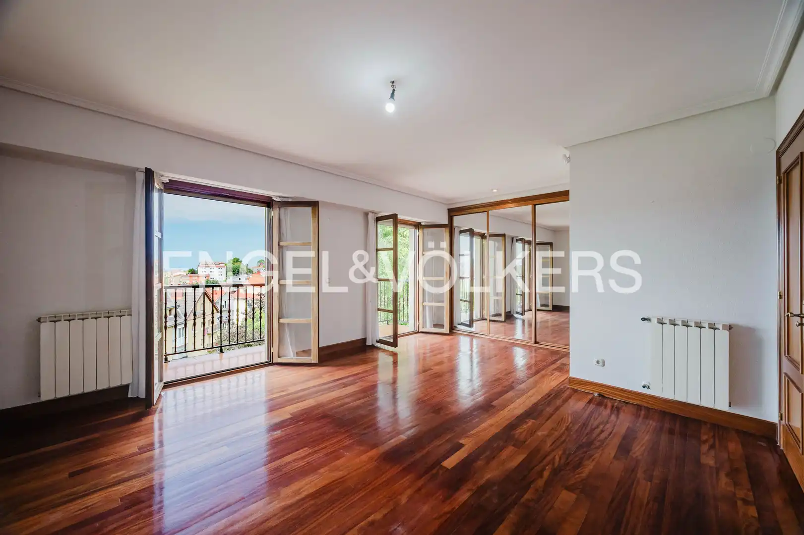 Sala d'estar de Casa adosada en venda en Donostia - San Sebastián  amb Calefacció, Jardí privat i Balcó