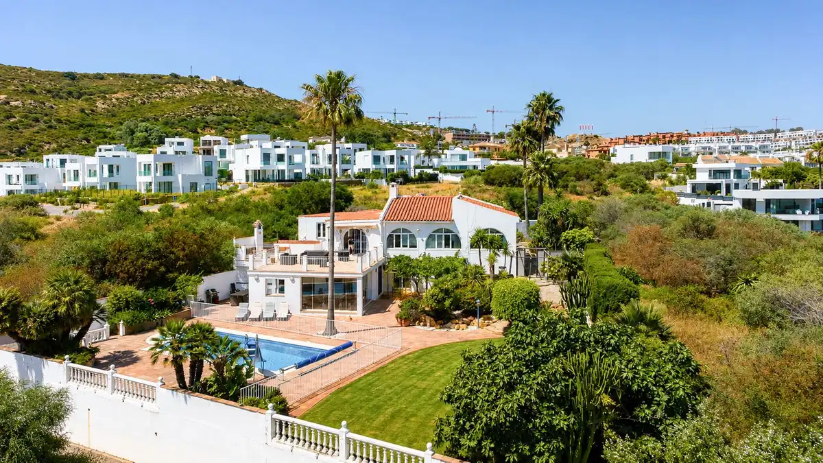 Vista exterior de Casa o xalet en venda en Sotogrande amb Aire condicionat, Jardí privat i Terrassa