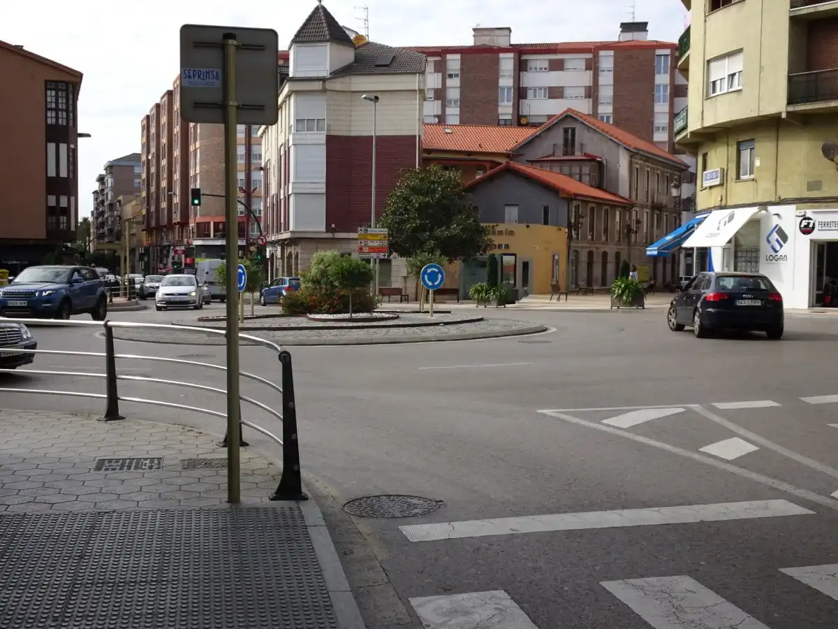 Außenansicht von Büro zur Miete in Torrelavega  mit Klimaanlage, Abstellraum und Möbliert