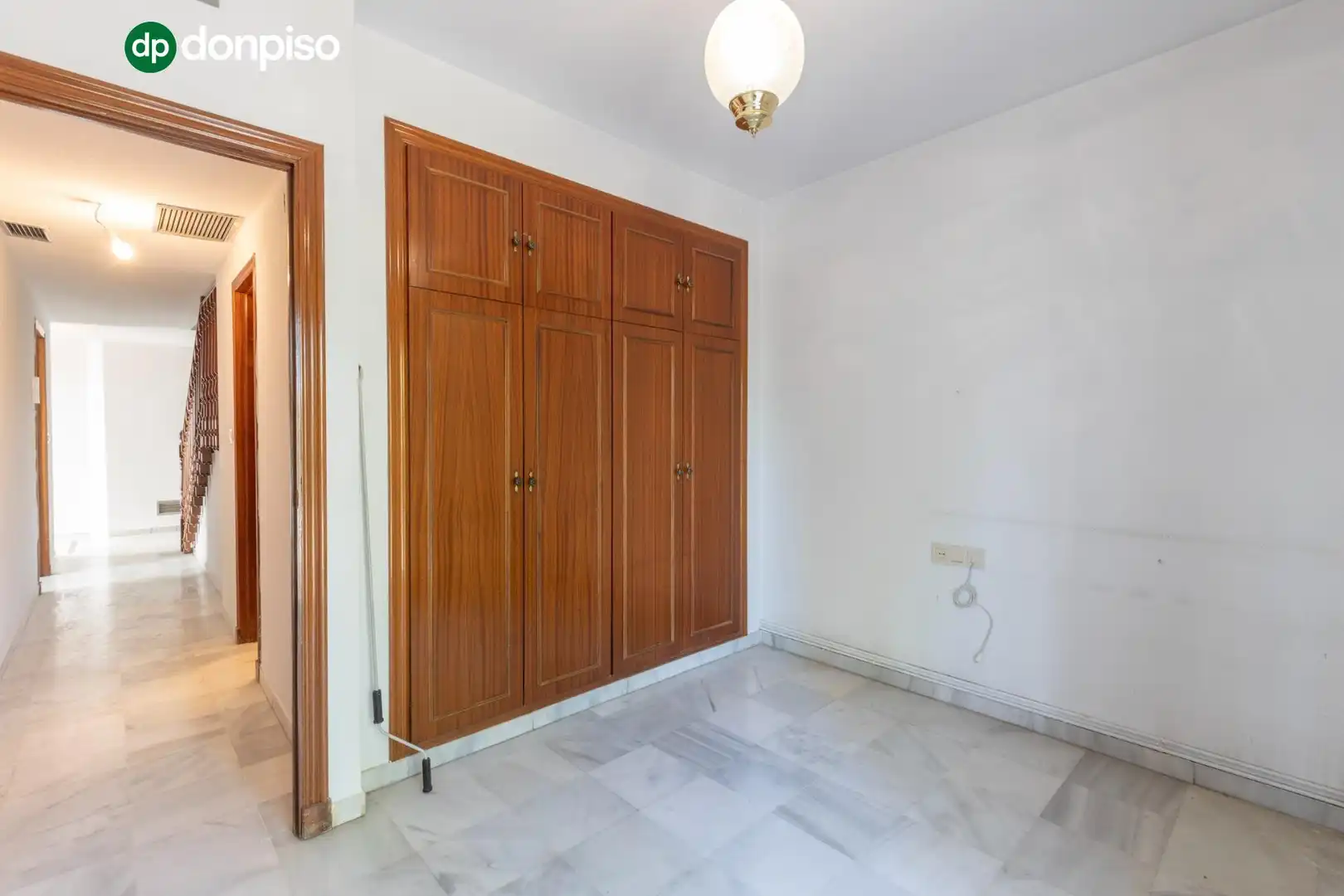 Einfamilien-Reihenhaus zum Verkauf in Granada mit Heizung, Terrasse und Abstellraum