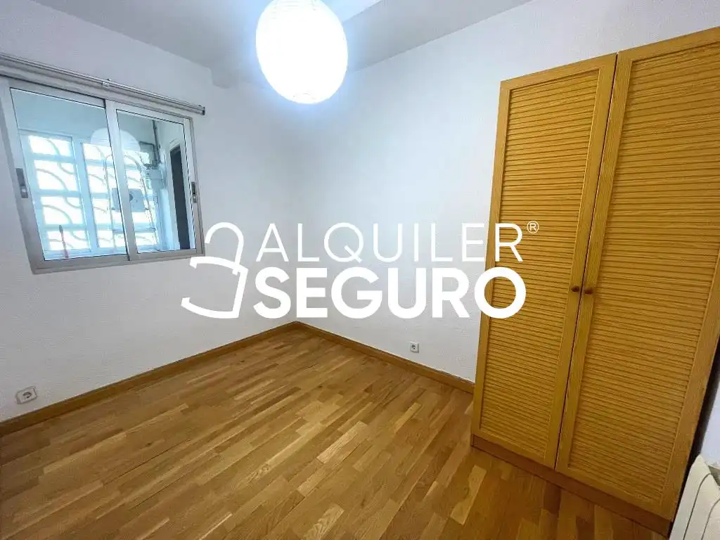 Dormitori de Pis de lloguer en Madrid amb Aire condicionat, Calefacció i Terrassa