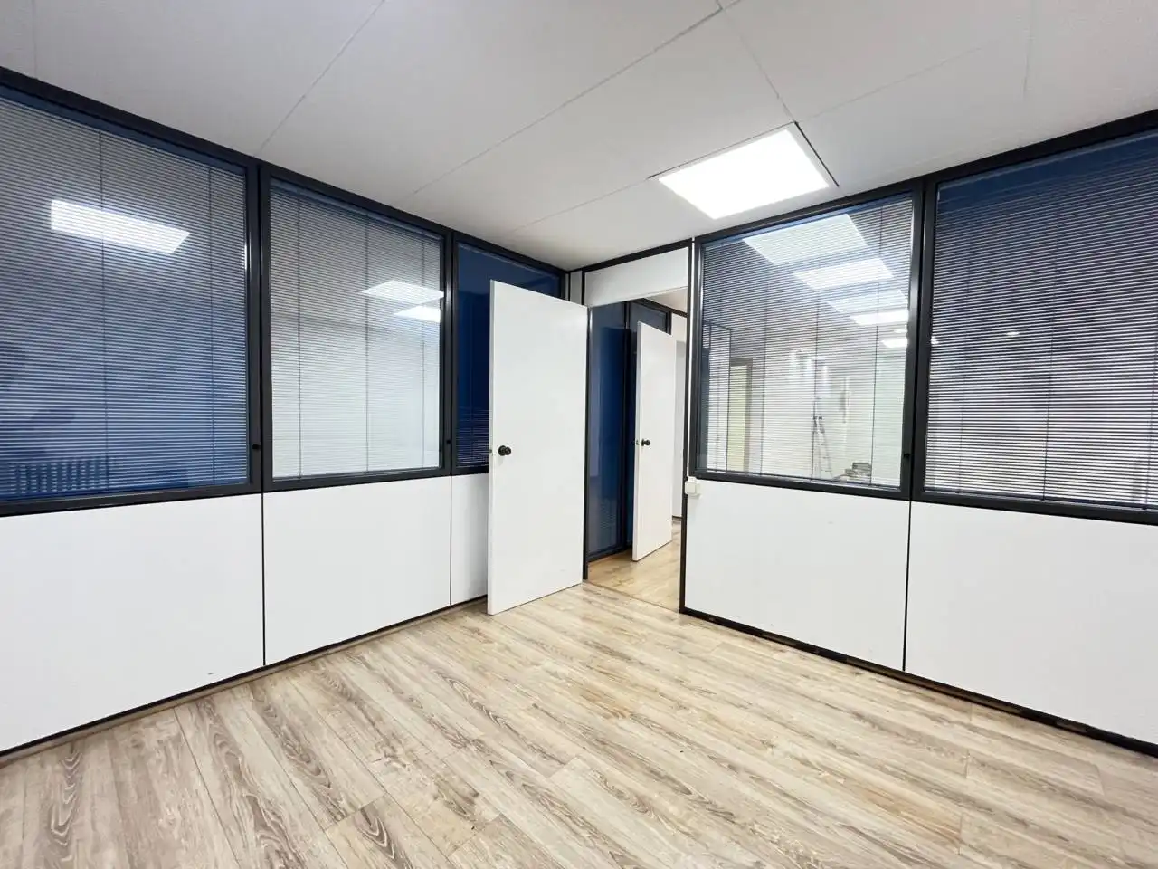 Büro zur Miete in Barcelona mit Klimaanlage, Heizung und Alarm
