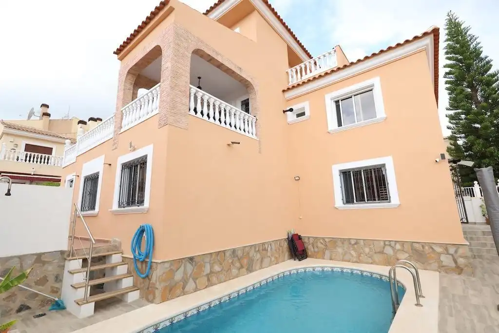 Xalet amb piscina en venda a Calle TREVELEZ