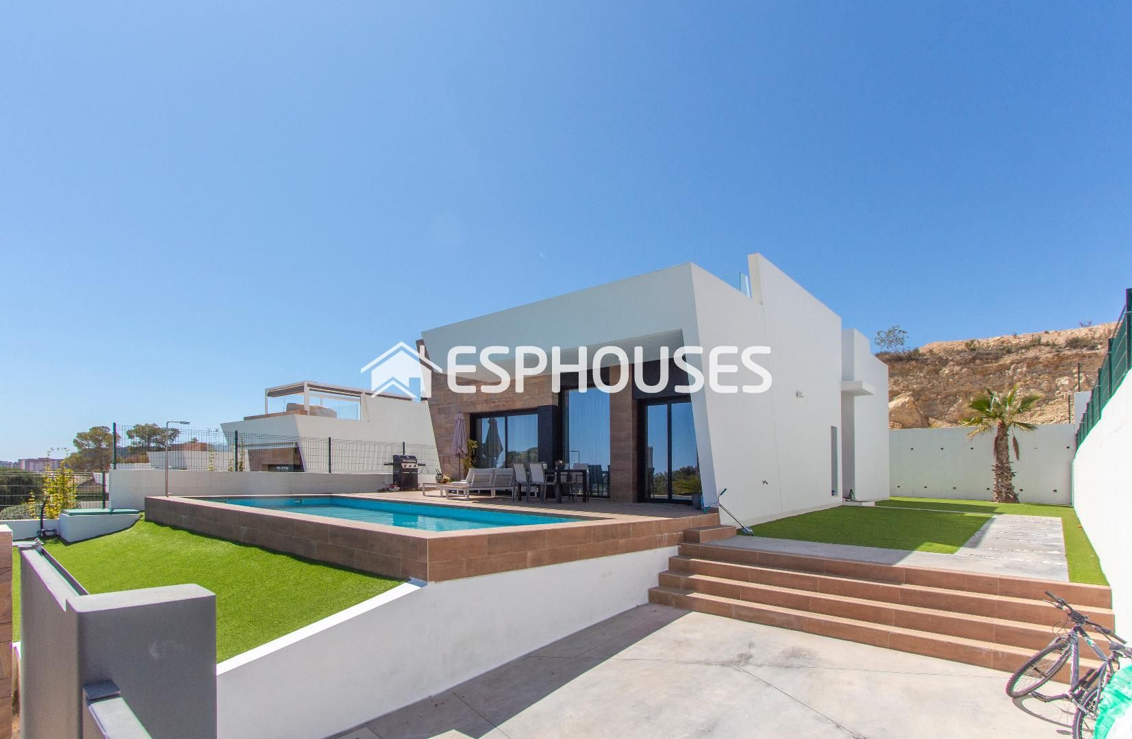 Vista exterior de Casa o xalet en venda en Alicante / Alacant amb Aire condicionat, Piscina i Moblat