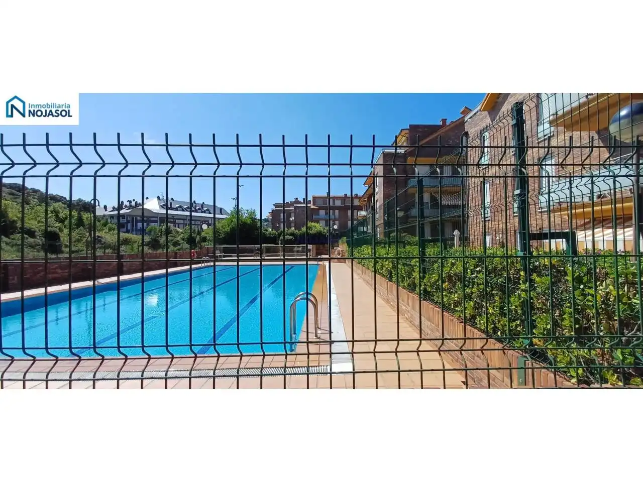 Piscina de Apartament de lloguer en Arnuero amb Calefacció, Terrassa i Moblat