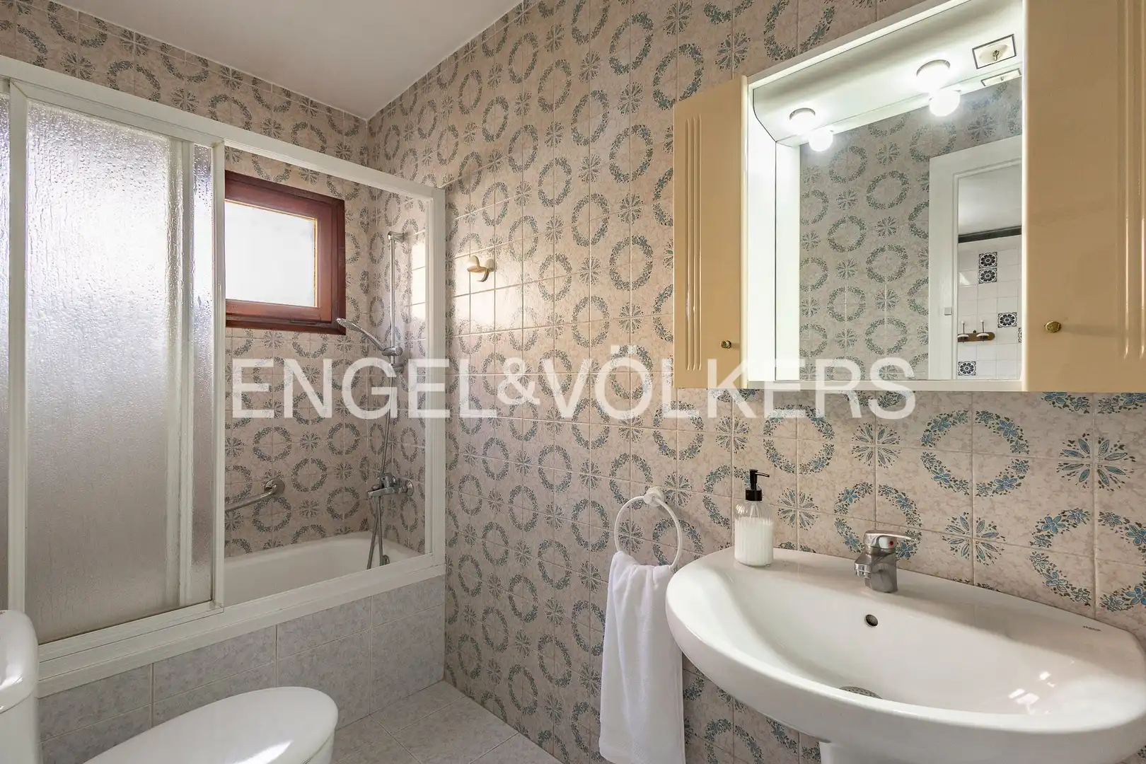 Baño de Casa o chalet en venta en Vilanova i la Geltrú con Aire acondicionado, Calefacción y Jardín privado